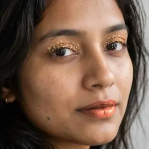 Gold glitter makeup look